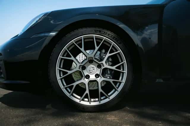 Porsche 911 (2023) thumbnail 16