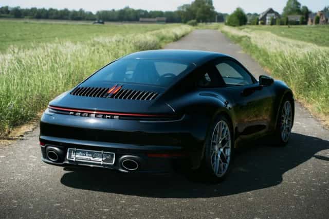 Porsche 911 (2023) thumbnail 4