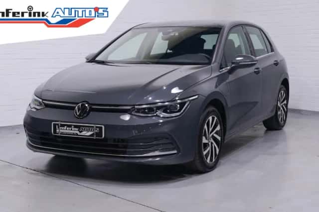 Volkswagen Golf (2022) thumbnail 2