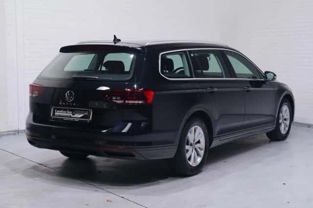 Volkswagen Passat (2022) thumbnail 6