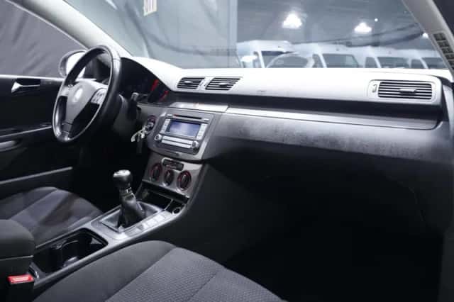Volkswagen Passat (2008) thumbnail 32