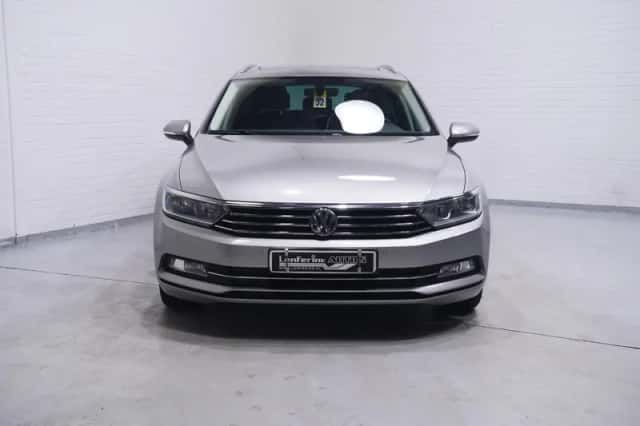 Volkswagen Passat (2017) thumbnail 3