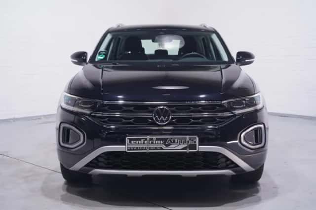 Volkswagen T-Roc (2024) thumbnail 3