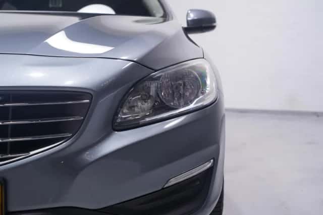 Volvo V60 (2016) thumbnail 5