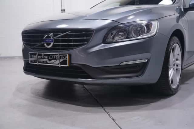 Volvo V60 (2016) thumbnail 6
