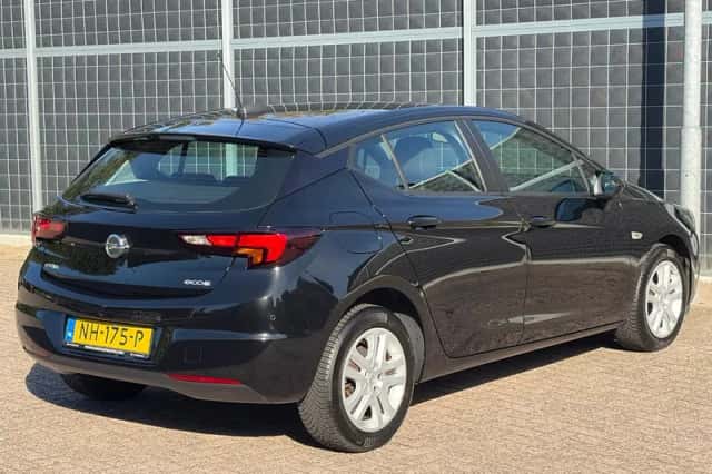 Opel Astra (2017) thumbnail 3