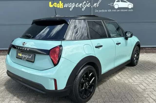 MINI Cooper (2024) thumbnail 2