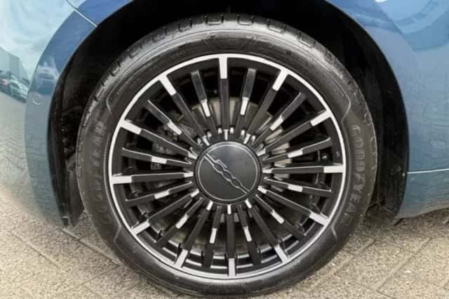 Fiat 500 (2021) thumbnail 3