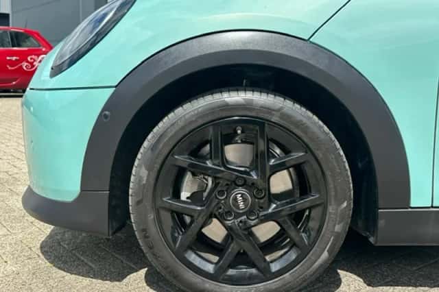 MINI Cooper (2024) thumbnail 3