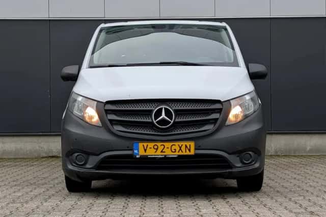 Mercedes-Benz Vito (2021) thumbnail 2