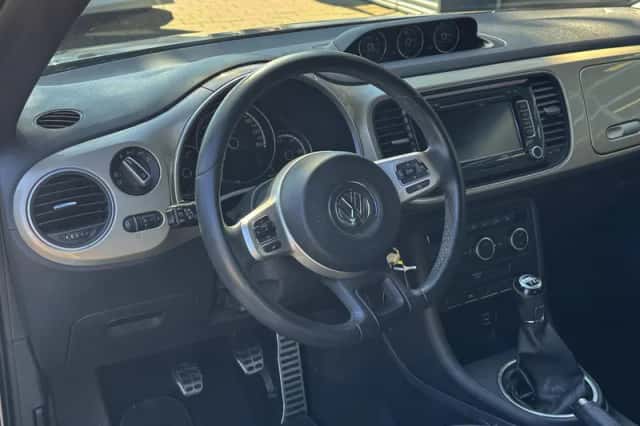 Volkswagen Beetle (2016) thumbnail 2