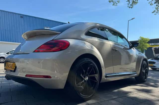 Volkswagen Beetle (2016) thumbnail 4