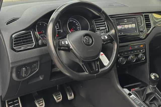 Volkswagen Golf (2017) thumbnail 2