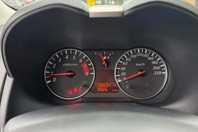 Nissan Note (2010) thumbnail 3