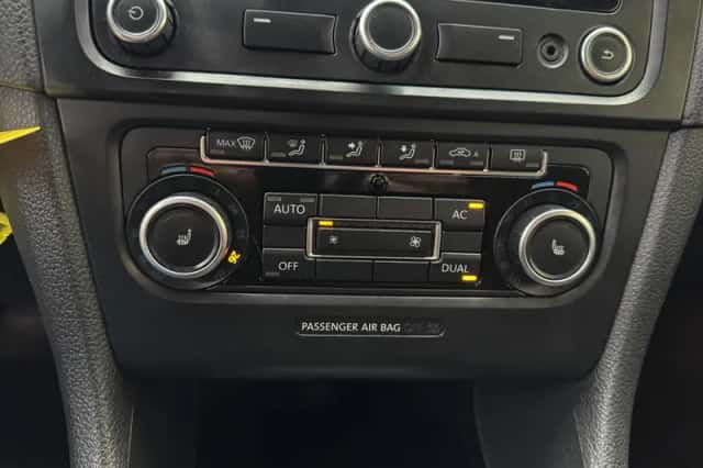 Volkswagen Golf (2011) thumbnail 45