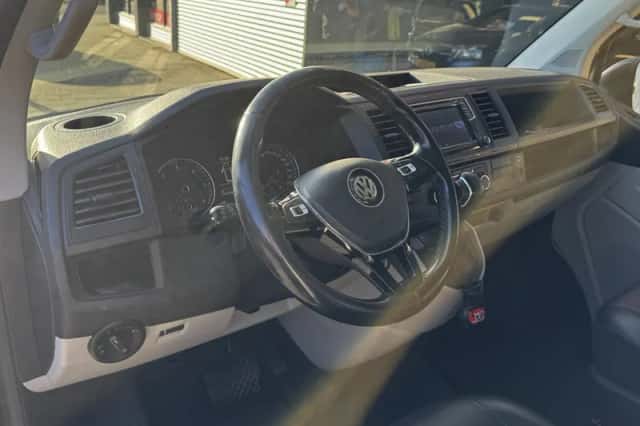 Volkswagen Transporter (2016) thumbnail 2