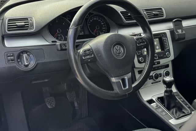 Volkswagen Passat (2013) thumbnail 2