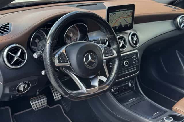 Mercedes-Benz GLA (2017) thumbnail 2