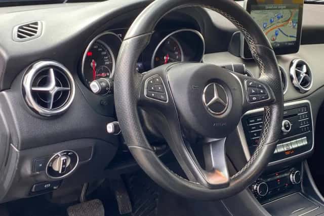 Mercedes-Benz GLA (2017) thumbnail 2