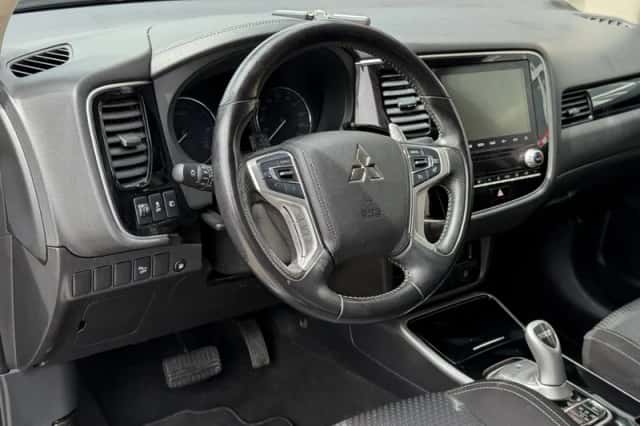 Mitsubishi Outlander (2020) thumbnail 2