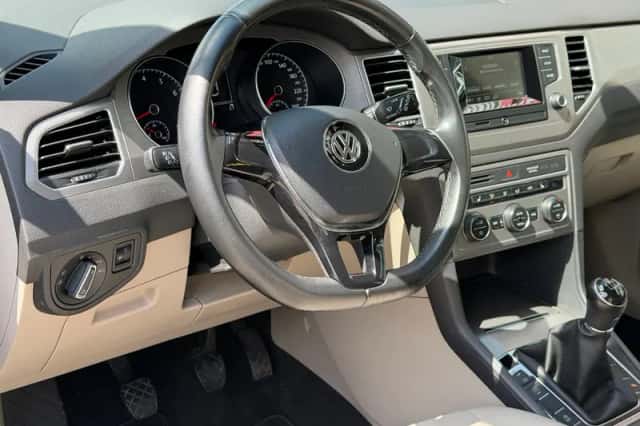 Volkswagen Golf (2017) thumbnail 2