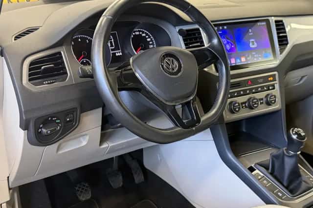 Volkswagen Golf (2017) thumbnail 2
