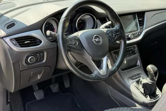 Opel Astra (2016) thumbnail 2