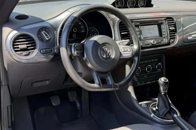 Volkswagen Beetle (2012) thumbnail 2