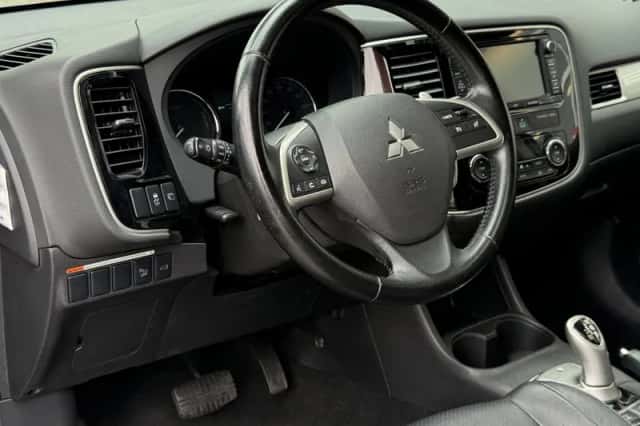 Mitsubishi Outlander (2014) thumbnail 2