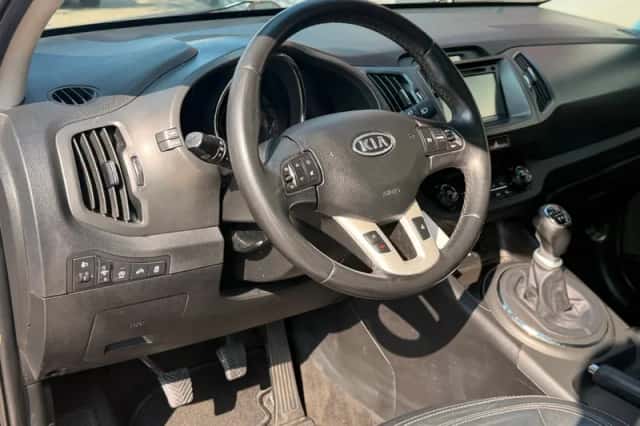 Kia Sportage (2011) thumbnail 2