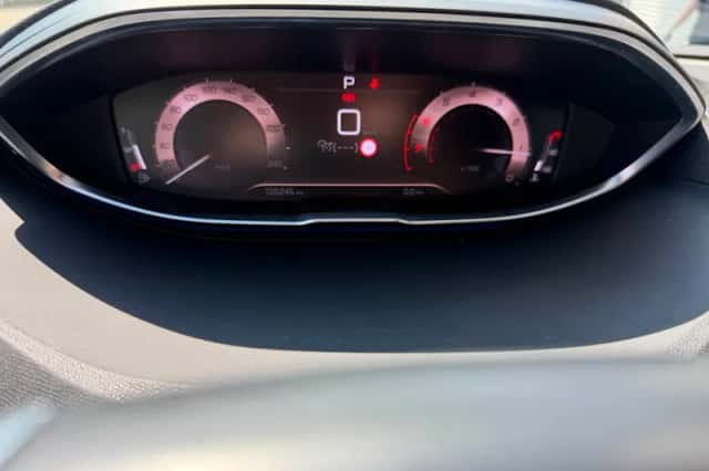 Peugeot 3008 (2023) thumbnail 3