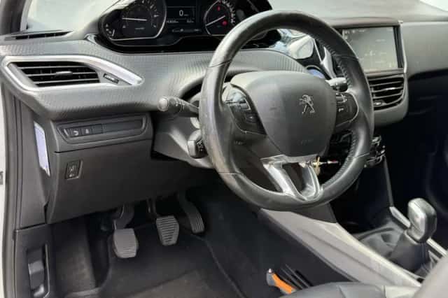 Peugeot 2008 (2015) thumbnail 2