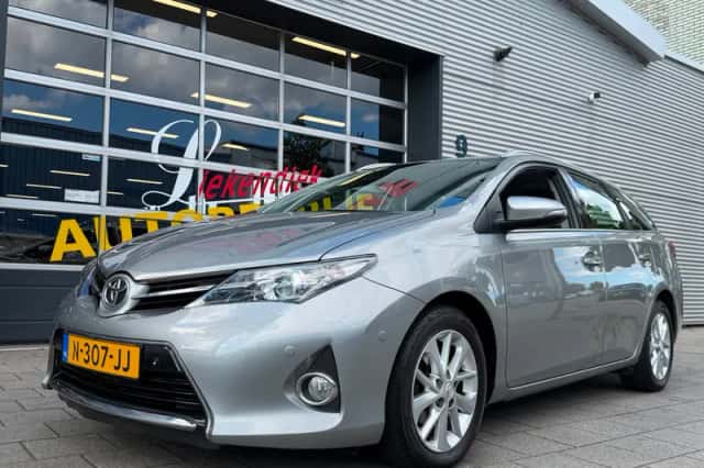 Toyota Auris (2014) thumbnail 1