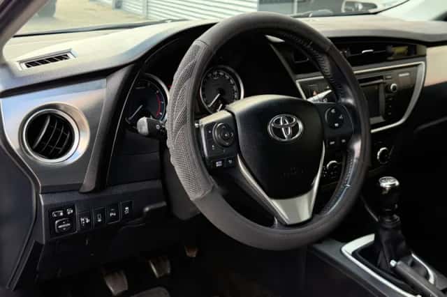 Toyota Auris (2014) thumbnail 2