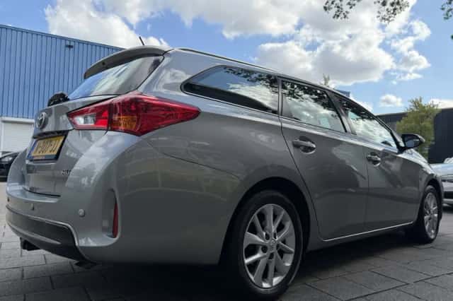 Toyota Auris (2014) thumbnail 4