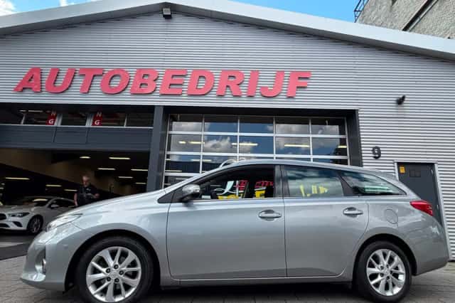Toyota Auris (2014) thumbnail 6