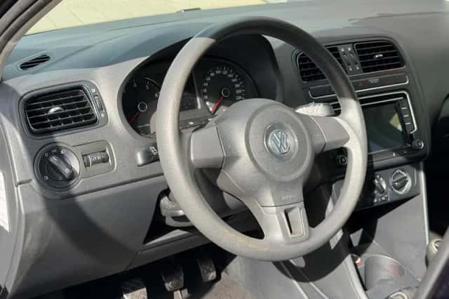 Volkswagen Polo (2012) thumbnail 2