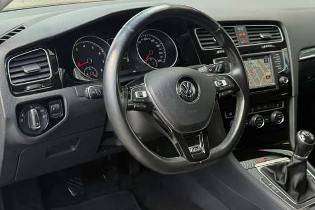 Volkswagen Golf (2015) thumbnail 2
