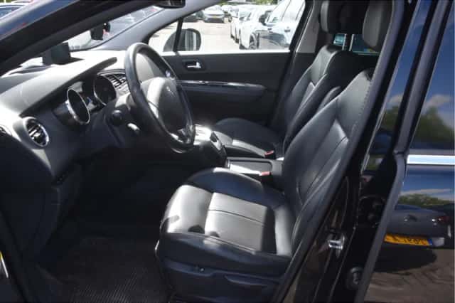 Peugeot 5008 (2015) thumbnail 6