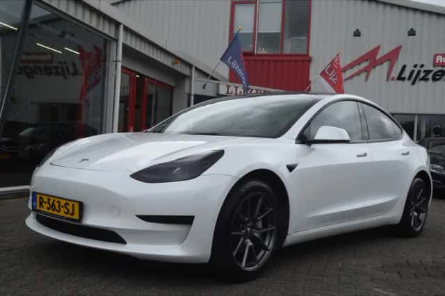 Tesla Model 3 (2022) thumbnail 3