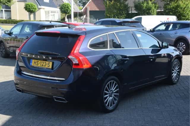 Volvo V60 (2015) thumbnail 3