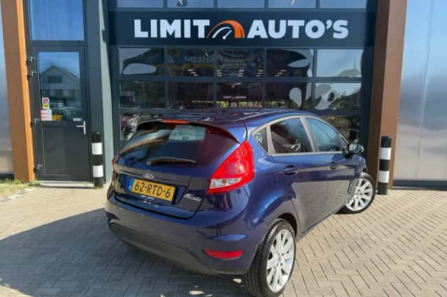 Ford Fiesta (2011) thumbnail 2