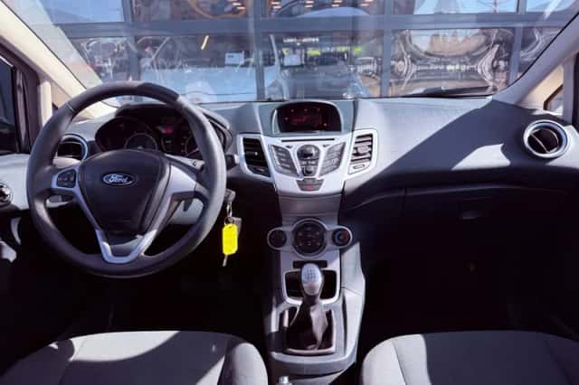 Ford Fiesta (2011) thumbnail 3