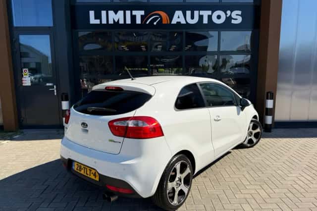 Kia Rio (2012) thumbnail 2