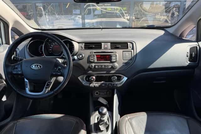 Kia Rio (2012) thumbnail 3