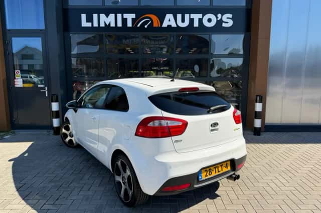 Kia Rio (2012) thumbnail 5
