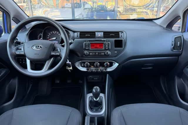 Kia Rio (2012) thumbnail 3