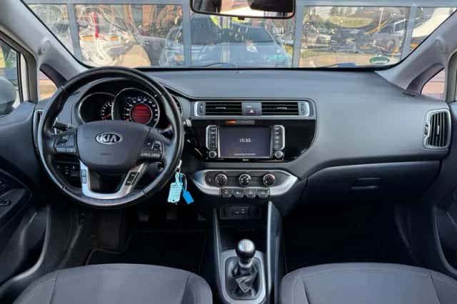 Kia Rio (2015) thumbnail 3