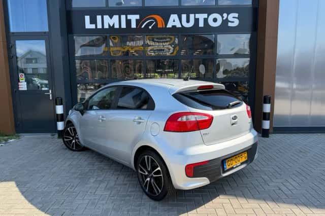 Kia Rio (2015) thumbnail 5
