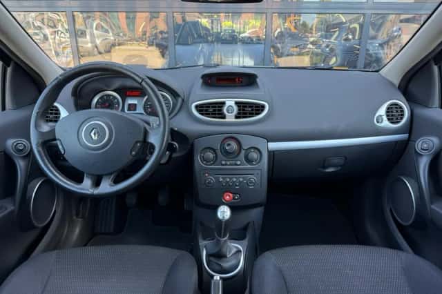 Renault Clio (2009) thumbnail 3